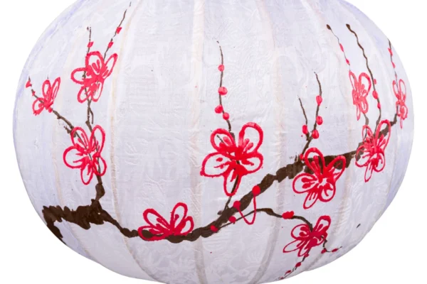 Detail van ronde chinese zijden lampion beschildert met kersenbloesem