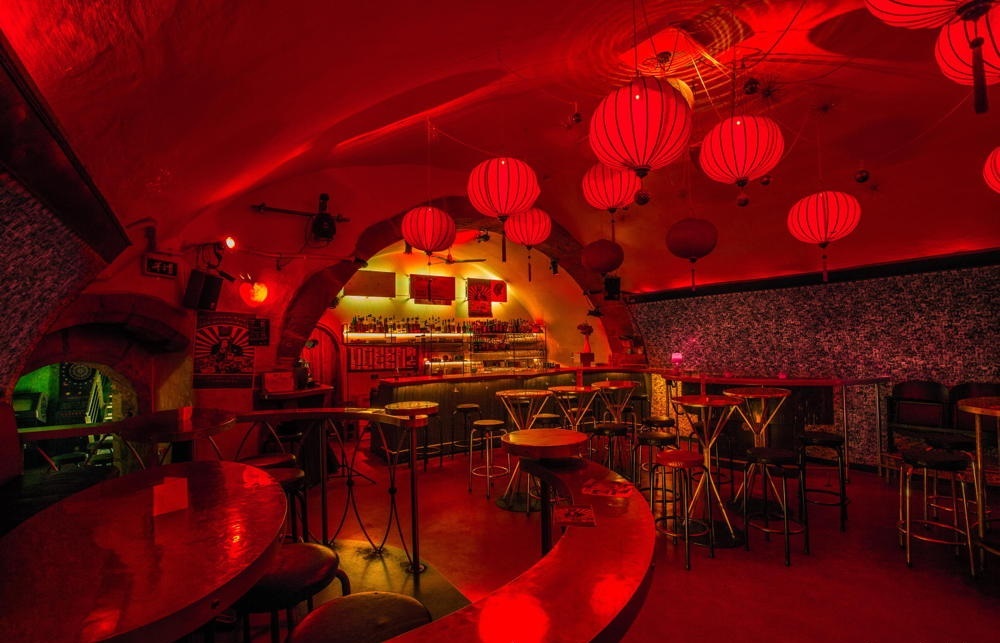 Rode Chinese lampionnen in een bar aan het plafond als hanglamp