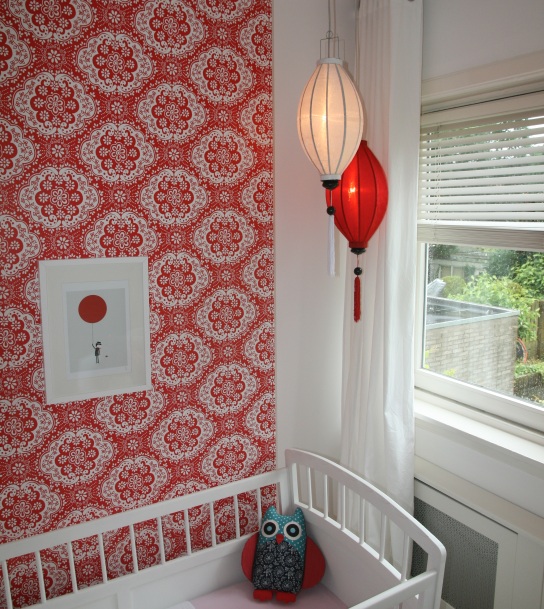 Rode en witte lampion als babykamer decoratie