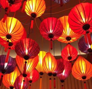 Vietnamese zijden lampen Hoi An aan een plafond