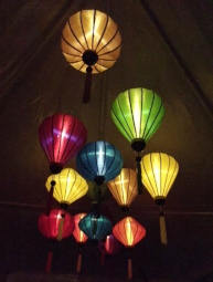 Vietnamese lampen in een tent