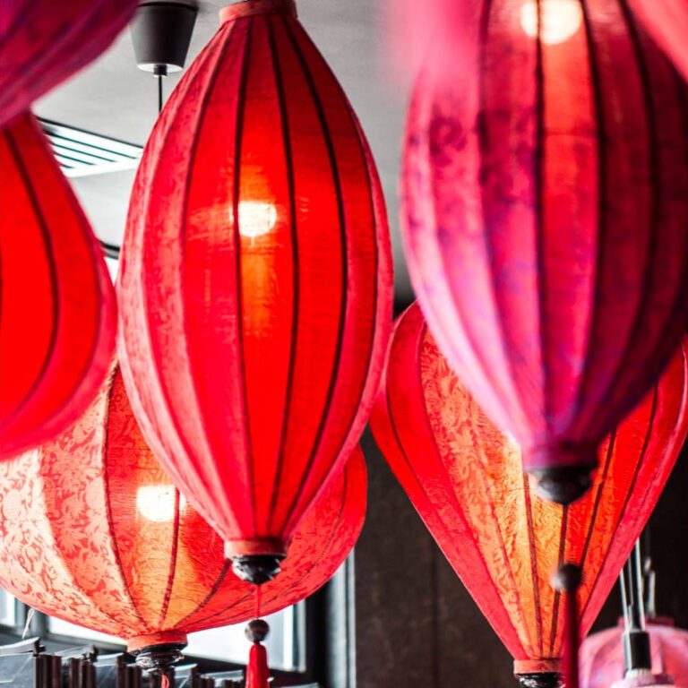 Vietnamese zijden lampionnen in rood en oranje